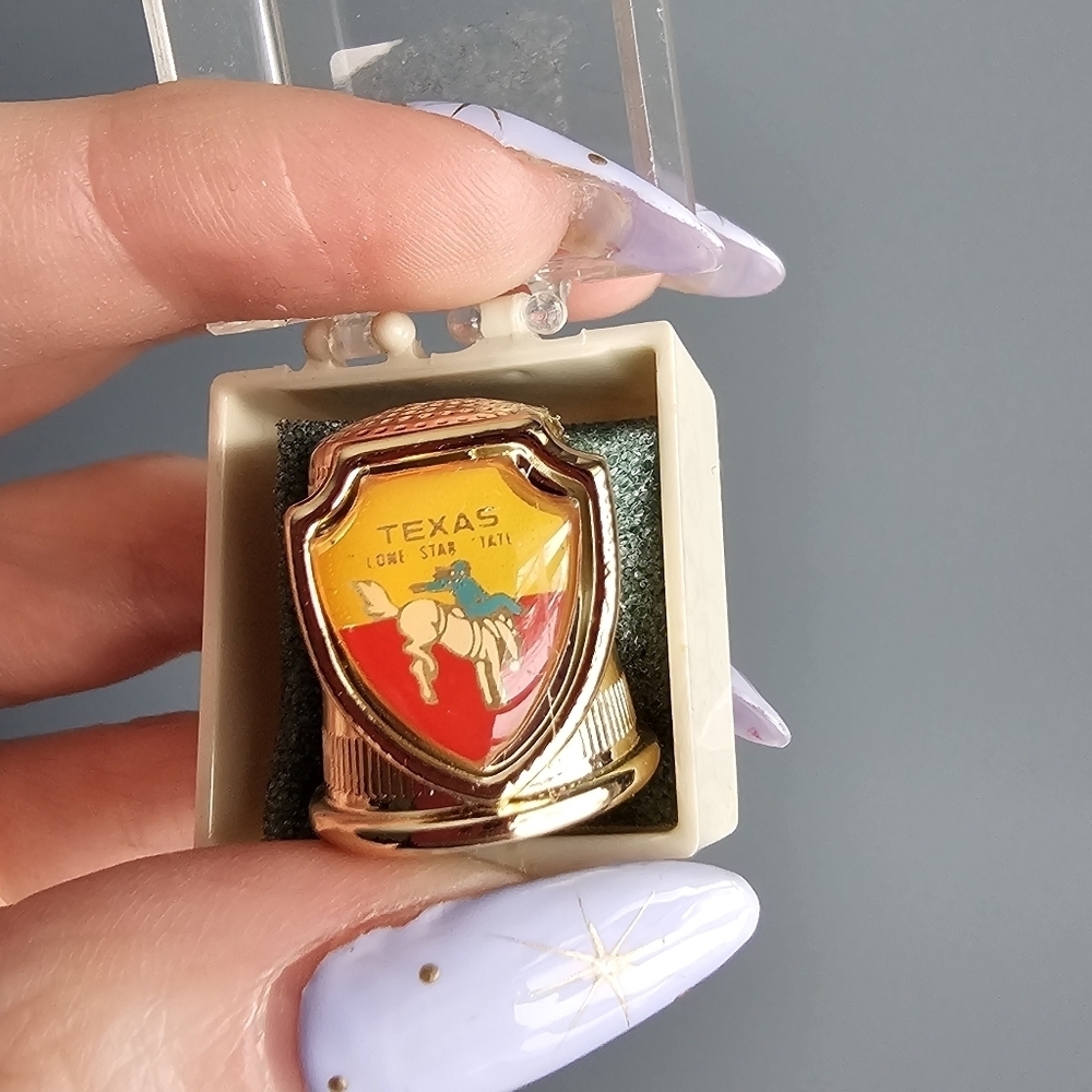 Texas Gold Thimble with Red and Yellow Shield